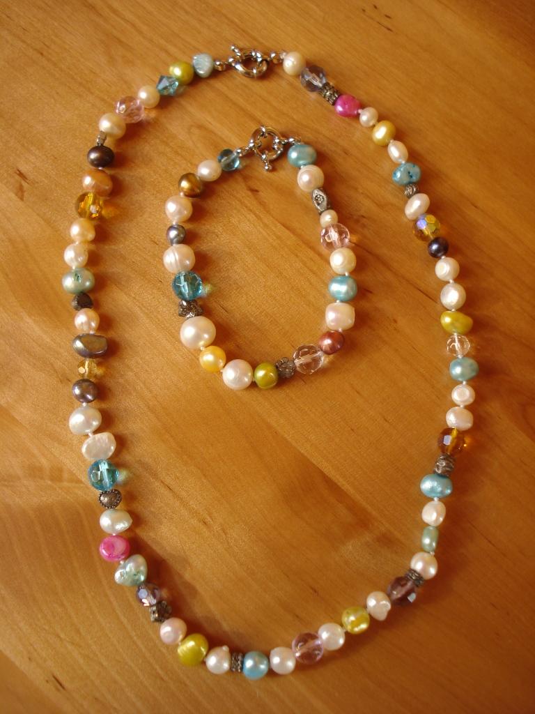 Jewelry set with different pearls