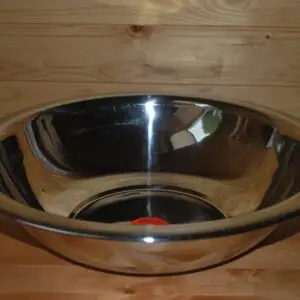 Light metal bowl (~ 4.5 liters)
