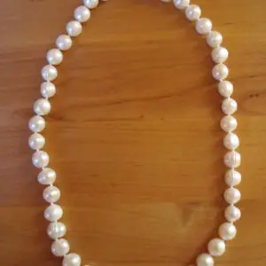 Natural freshwater pearl necklace (8-9 mm)